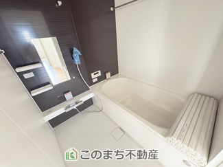 【浴室】 | LIGARE小山市東城南10期　 | 同社施工物件写真。※建具やフローリング、その他仕様が異なる場合がございます。ゆったりと入れるフルオートバスはお子様との団らんバスタイムが楽しめます♪
