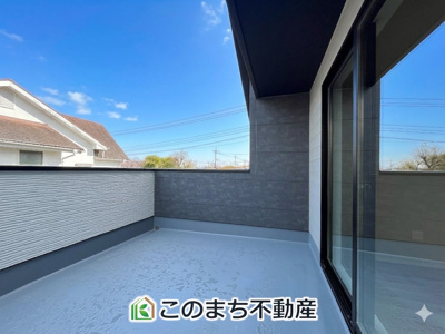 【バルコニー】 | LIGARE小山市東城南10期　 | 同社施工物件写真。※建具やフローリング、その他仕様が異なる場合がございます。南向きのバルコニーは陽当り良好で、お洗濯物もよく乾きます！
