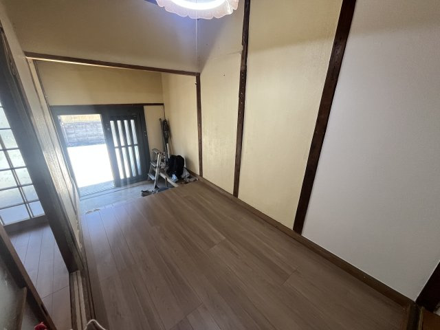 玉津町田中戸建の玄関