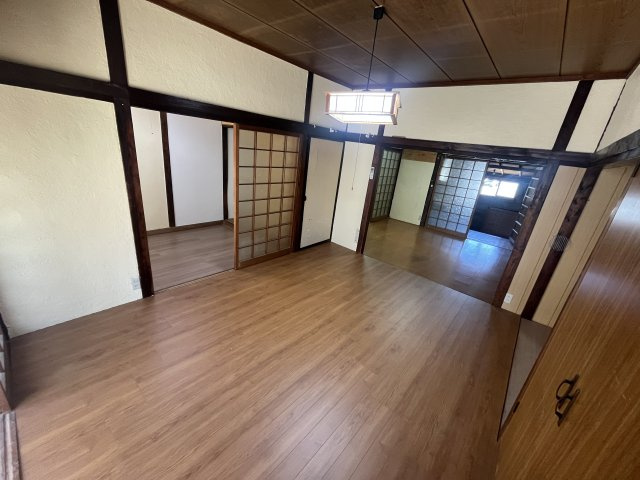 玉津町田中戸建の居間・リビング