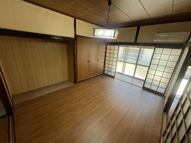玉津町田中戸建の居間・リビング