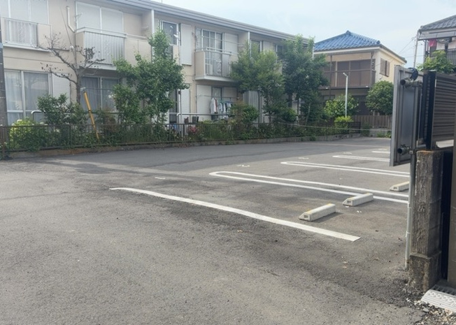 【外観】 | 現地に行くなら、物件の周囲の地形がどうなっているかを見ることも大切です。周辺より低くなっている土地では、大雨などで水が集まりやすいため、地盤が弱くなっているということも考えられるため、注意が必要です。