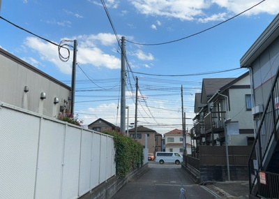 【外観】 | エルフォルグ北里 | 物件によっては、入居者が個人的に使用できる専用庭がついているものもあります。また、住宅の中にある土間の部分を庭と呼ぶこともあります。庭の用途は住む人によって変わり、それによってデザインもさまざまです。
