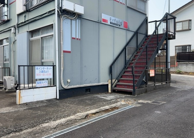 【外観】 | エルフォルグ北里 | 外観はマンション管理がされているかの目安になります。築年数が古いと、壁面は劣化してひび割れが生じることも！建物が古びていても細かいところが修繕されていると、きちんと管理されているなぁと感じるでしょう。