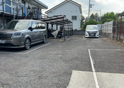 【駐車場】 | エルフォルグ北里 | 車一台あたりに必要なスペースは、標準サイズの普通自動車で横幅2m50cm、長さ5mは必要になります。ただし、乗降のことも考慮して横幅3m30cm、長さ5m50cmほどは確保できるところを選びましょう。