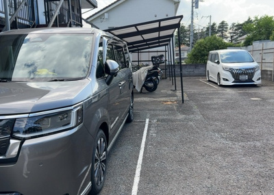 【駐車場】 | エルフォルグ北里 | 駐車場と明記されていても、最小スペースでつくられた駐車場だと大型車は駐車できなかったり、出入りしにくくなったりする可能性があります。お車のサイズと購入したい物件の駐車場のサイズを現地で確認しましょう。