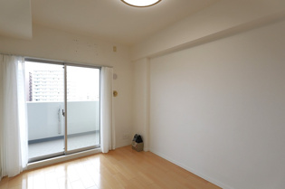 子供部屋…創造性や成長を促す遊びの空間を提供。学習や趣味に集中できる環境を整えます。個別のプライベートスペースは自己表現と自立心を育み、心地よい睡眠環境を整えリラックスできる場所を提供。