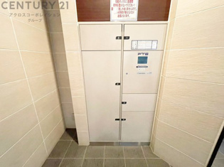 宅配ボックスは荷物の受け取りや配達が便利で安全です。不在時でも荷物が確保され、盗難や損傷のリスクが減少。受け取り時間の柔軟性が向上。外出先からでも荷物の受け取りや預けが可能となります。