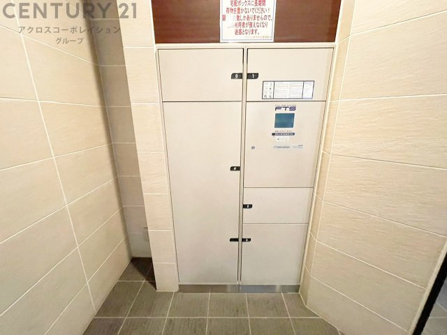 宅配ボックスは荷物の受け取りや配達が便利で安全です。不在時でも荷物が確保され、盗難や損傷のリスクが減少。受け取り時間の柔軟性が向上。外出先からでも荷物の受け取りや預けが可能となります。