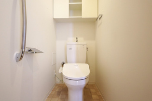 温水洗浄便座付トイレは温水洗浄機能により、暖かい水でおしりを洗浄することができ、冷たい水を使う従来の便座に比べ、温水洗浄機能で暖かいトイレを提供し、快適な使用を可能にします。