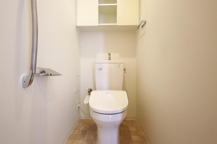 温水洗浄便座付トイレは温水洗浄機能により、暖かい水でおしりを洗浄することができ、冷たい水を使う従来の便座に比べ、温水洗浄機能で暖かいトイレを提供し、快適な使用を可能にします。