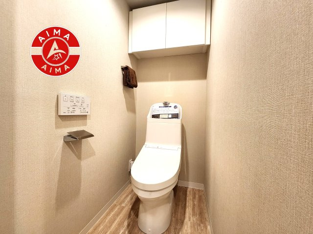 のむら貝塚ガーデンシティ弐番館のトイレ|白を基調とした、シンプルながらも落ち着くデザイン。洗浄付き温水便座で機能性も兼ね備えています♪
