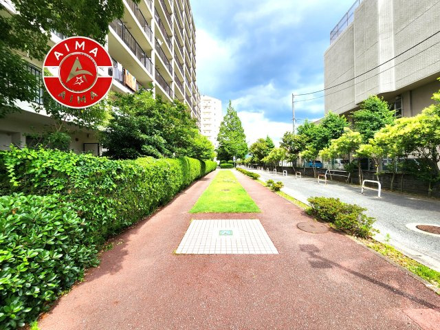 のむら貝塚ガーデンシティ弐番館の現況写真|物件入口の広々とした前面道路です。