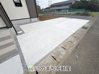 【キッチン】 | LIGARE小山市東城南10期　 | 同社施工物件写真。※建具やフローリング、その他仕様が異なる場合がございます。キッチン上部レンジフード。調理中の煙や臭いをしっかり換気でき、快適なキッチン環境を保ちます。