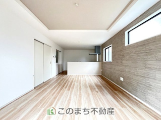 【居間・リビング】 | LIGARE小山市東城南10期　 | 同社施工物件写真。※建具やフローリング、その他仕様が異なる場合がございます。陽当たり良好な開放感のある大きなリビング♪
