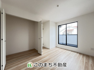 【洋室】 | LIGARE小山市東城南10期　 | 同社施工物件写真。※建具やフローリング、その他仕様が異なる場合がございます。南向きで陽当たりの良い洋室♪風通しもよく快適です☆