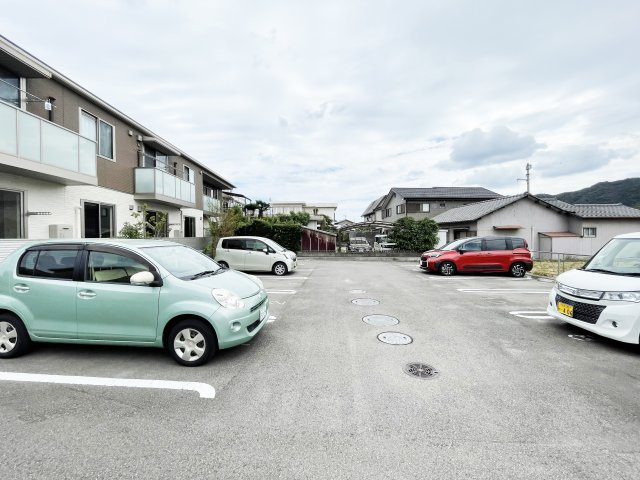 シャーメゾン中島田の駐車場