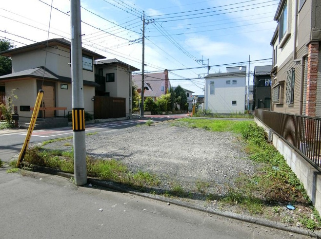 敷地面積45坪　売地　川越市月吉町の前面道路含む現地写真|三方角地！北側：約6.7ｍ市道1069号、西側：約4.5ｍ市道18号、南側：約4.0ｍ市所有の位置指定道路