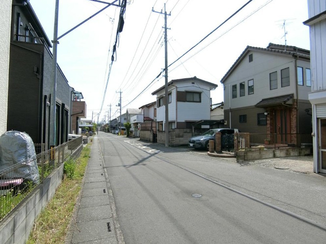 敷地面積45坪　売地　川越市月吉町の前面道路含む現地写真|北側約6.7ｍに約8.2ｍ接道、西側約4.5ｍに約16.3ｍ接道、南側約4.0ｍに約9.0ｍ接道。
接道幅が広く使い勝手も良いです♪