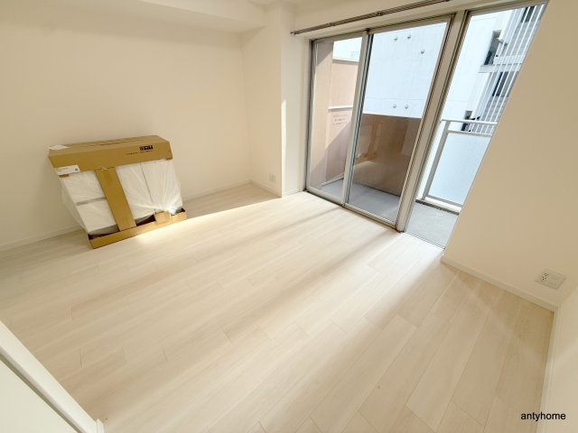 クロスレジデンス大阪新町　仲介手数料無料の居間・リビング