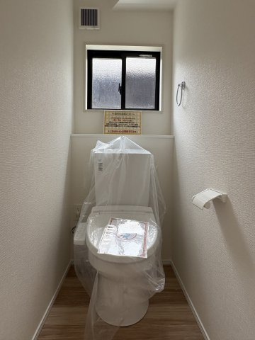  For.M Iー小倉北区熊本3丁目2期　のトイレ|トイレも気になるポイント。温水洗浄便座付きのトイレです。汚れてもサッとひと拭きでお手入れ簡単。節水仕様でしっかり洗浄できます。環境にやさしく、しかも経済的です。