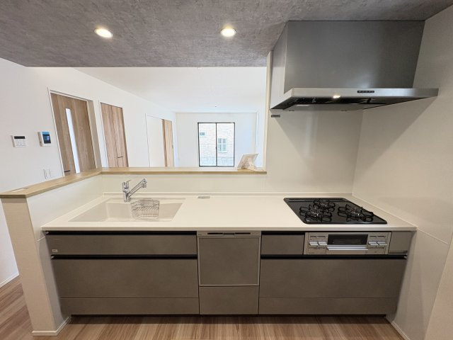  For.M Iー小倉北区熊本3丁目2期　のキッチン|機能性に優れたシステムキッチンで、お料理も快適です。スライド収納を採用し、奥の物まで取り出しやすいキッチンです。