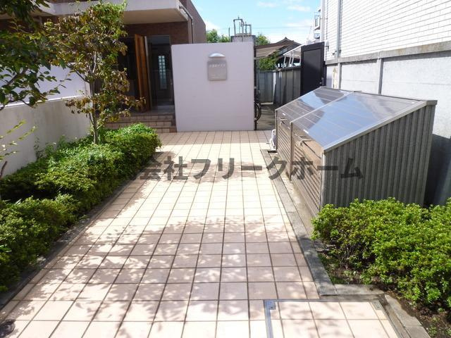三鷹市上連雀５丁目の賃貸マンションのエントランス