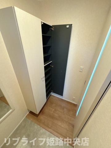 ハイムレトア飾東Bの玄関|大きなシューズボックス完備