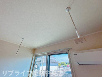 【設備】 | ハイムレトア飾東B | 便利な着脱可能の室内物干し付き