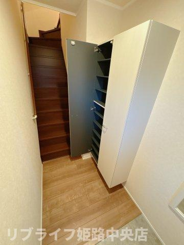 ハイムレトア飾東Bの玄関|大きなシューズボックス完備