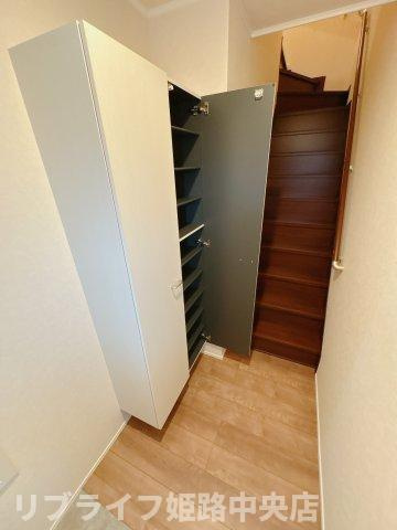 ハイムレトア飾東Cの玄関|大きなシューズボックス完備
