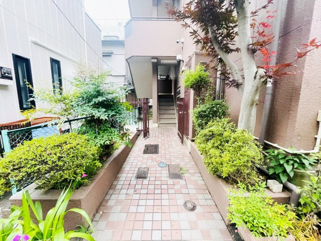 梨苑マンションのエントランス