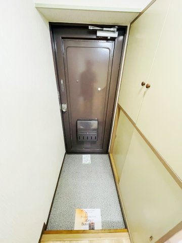 梨苑マンションの玄関