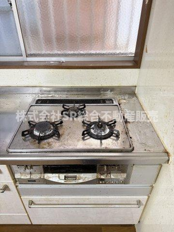 稲田本町1丁目中古戸建のキッチン|3口コンロ、グリル付きです♪