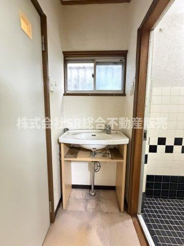 稲田本町1丁目中古戸建の洗面所|脱衣スペースもあります。