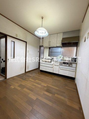 稲田本町1丁目中古戸建の洋室|使いやすい居間です