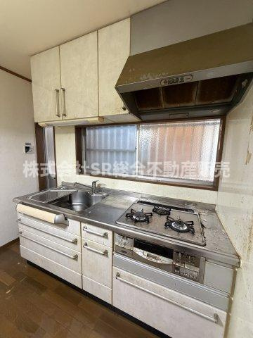 稲田本町1丁目中古戸建のキッチン|上下に収納もあり、3口コンロ・グリル付きのキッチンで快適にお料理できます！