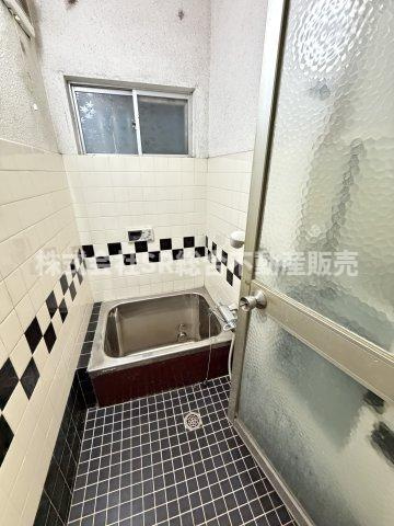 稲田本町1丁目中古戸建の浴室|お風呂には窓もあり、換気がバッチリとできます☆