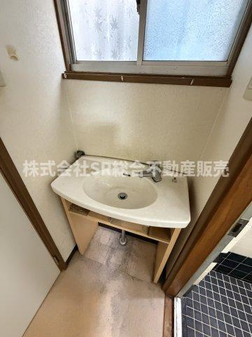 稲田本町1丁目中古戸建の洗面所|忙しい朝には欠かせない洗面所です