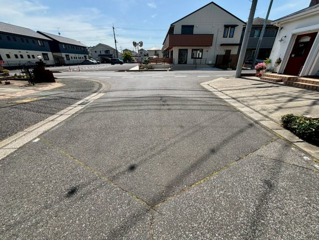 野田市尾崎台　店舗付き中古戸建の前面道路含む現地写真|前面道路になります！