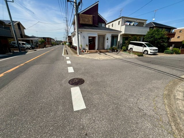 野田市尾崎台　店舗付き中古戸建の前面道路含む現地写真|角地の物件になります！