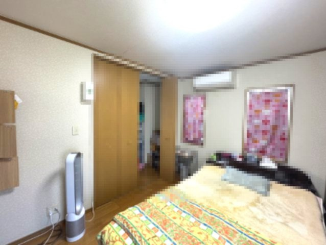 泉南市信達市場　中古戸建の洋室|バルコニーに面し日当たり良好なお部屋です