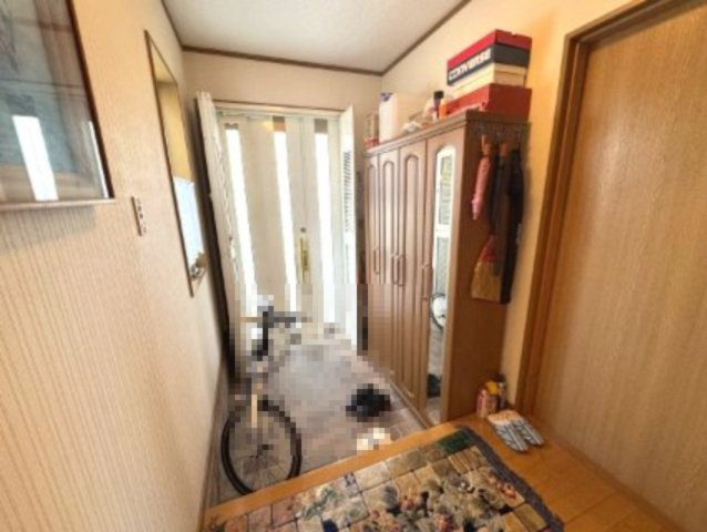 泉南市信達市場　中古戸建の玄関|広々とした玄関　自転車も収納できます