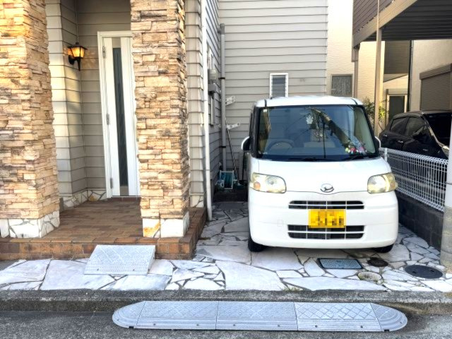 泉南市信達市場　中古戸建の駐車場|玄関横には大切な愛車を身近に停められる駐車スペースを確保。自転車やミニバイクの駐輪にも便利です。
