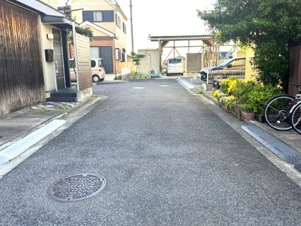 泉南市信達市場　中古戸建の前面道路含む現地写真|2面が道路に面しているため、遮るものが少なく、室内までしっかりと光と風が届きます。