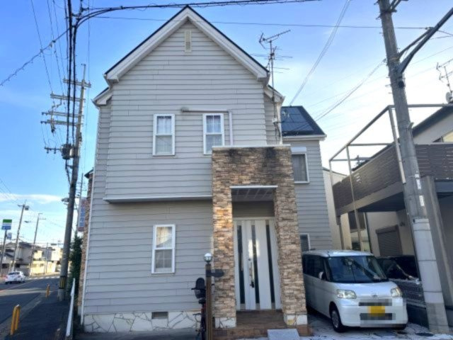 泉南市信達市場　中古戸建の外観|お洒落な洋風外観　カースペース有×開放的な角地で叶える心地よい暮らし