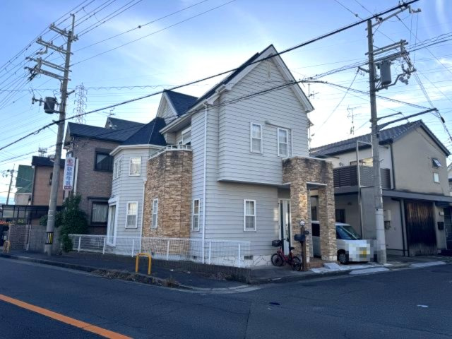泉南市信達市場　中古戸建の外観|南東向き角地　レンガ調のアクセントが映えるスタイリッシュな2階建