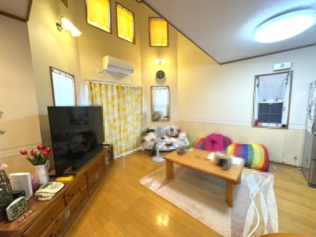 泉南市信達市場　中古戸建の居間・リビング|やわらかな明るさが心地よいリビング♪