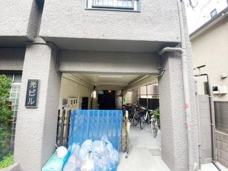 光ビルのエントランス