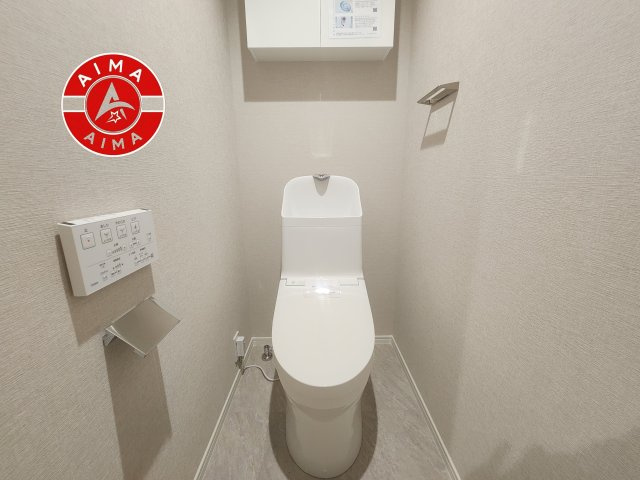 ロマネスク井尻第3のトイレ|白を基調とした、シンプルながらも落ち着くデザイン。洗浄付き温水便座で機能性も兼ね備えています